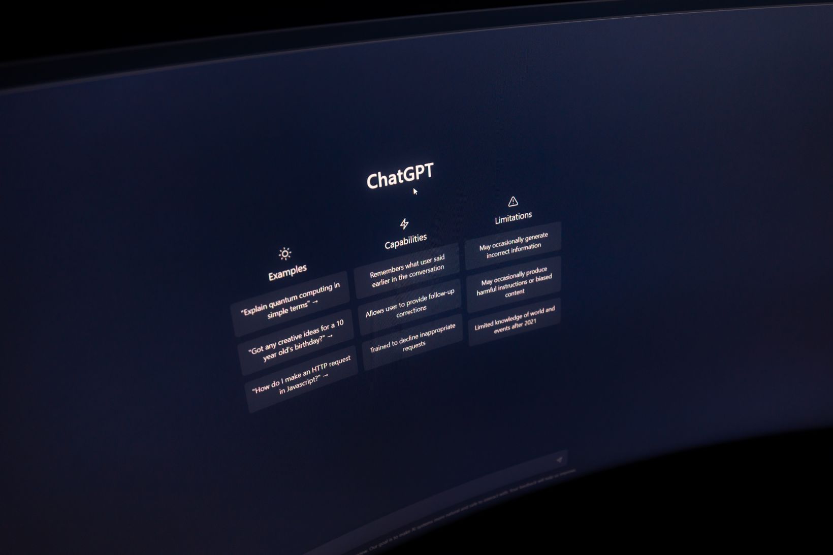 ChatGPT felület egy sötét monitoron – AI a hirdetéskezelésben